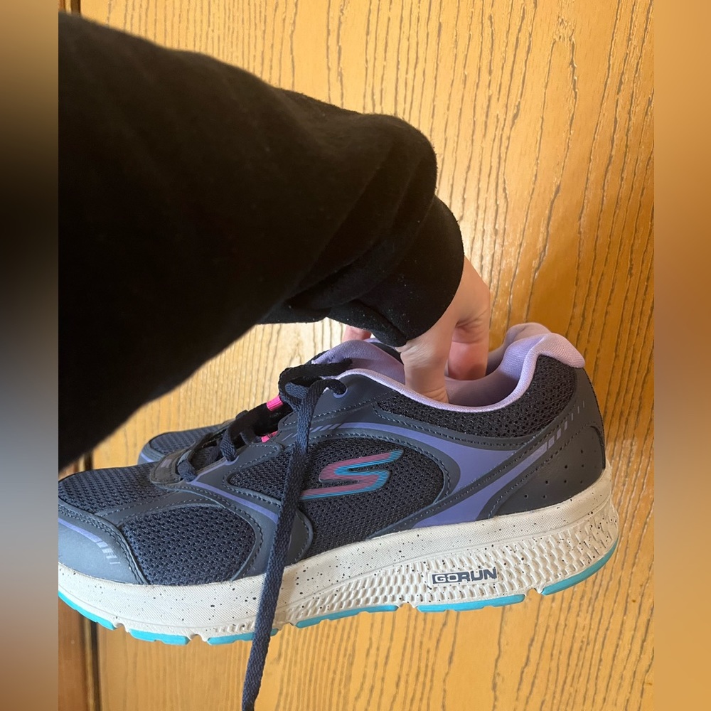 Women’s size 9 sketcher’s go run tennis shoes